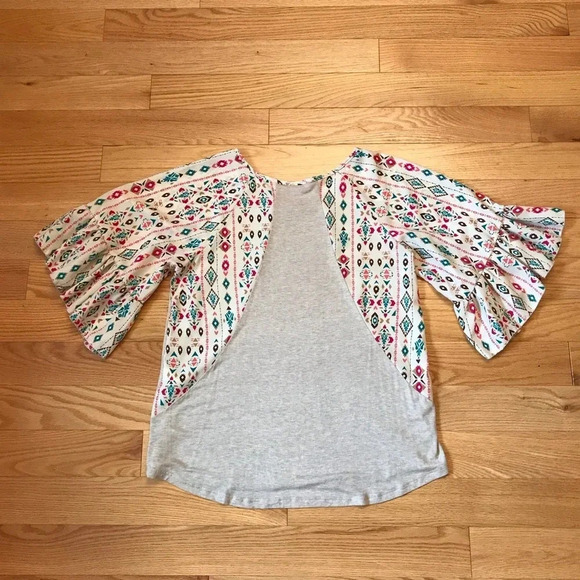 Boho Chic Beige Top with Floral Sleeves - Perfect for Spring & Summer! - Picture 3 of 15